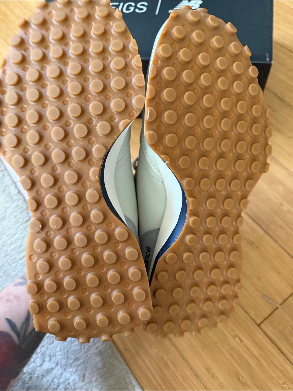 New Balance Cream & Navy Retro 327 Runner Sneakers - Picture 6 of 9